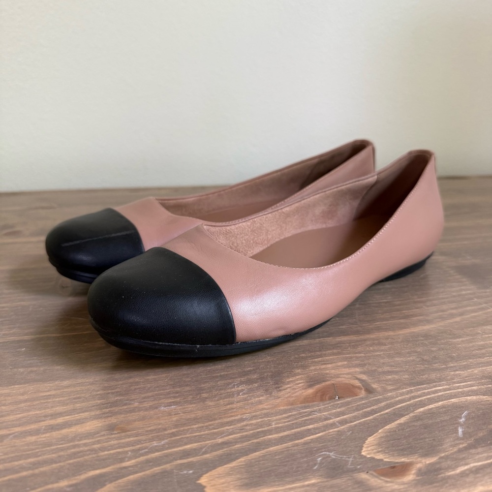 Naturalizer Tan and Black Flats